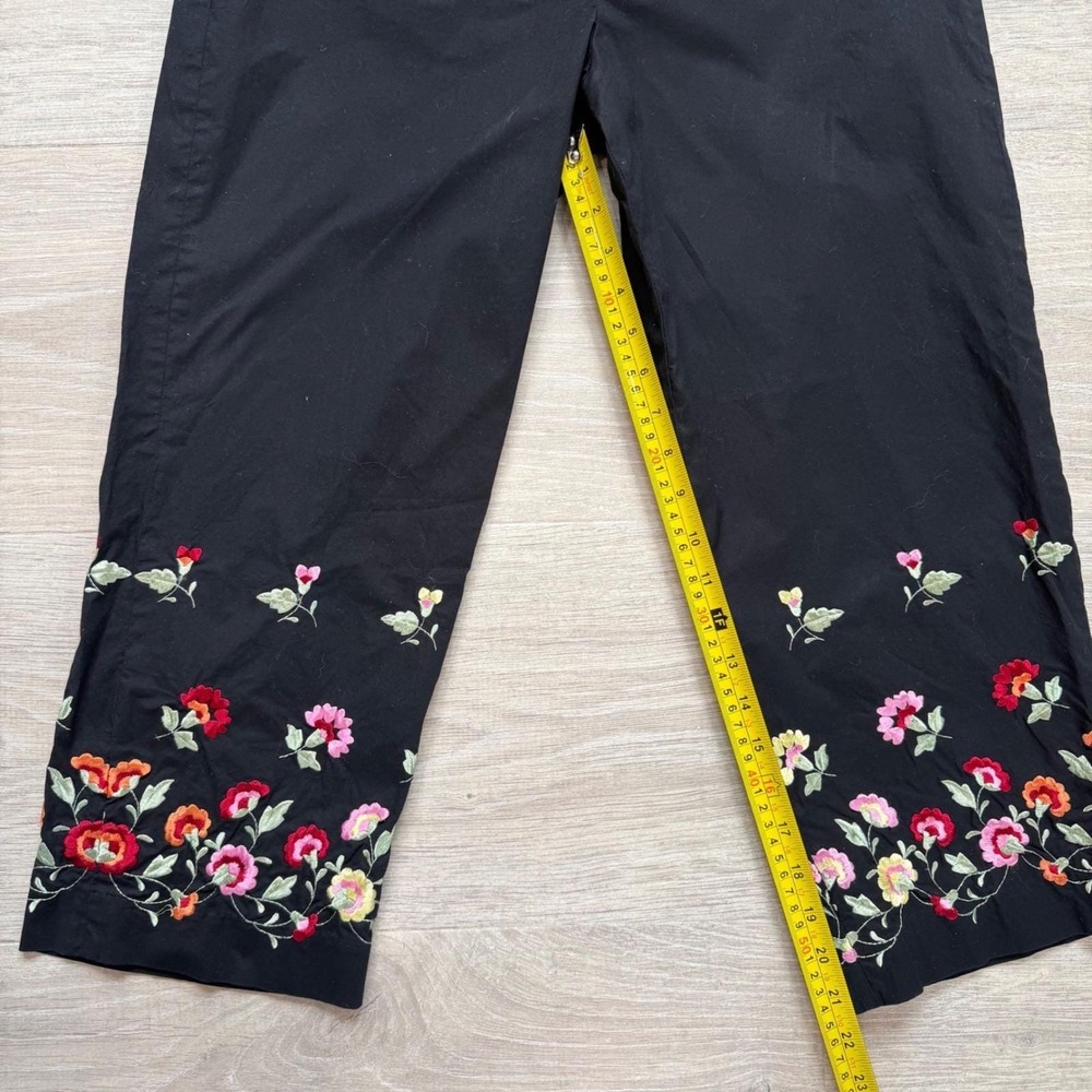 Larry Levine Sport Stretch Black Floral Embroidered Crop Pants Women Size 6P